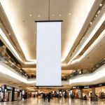 Photo d'un kakemono publicitaire vierge suspendu dans un supermarché